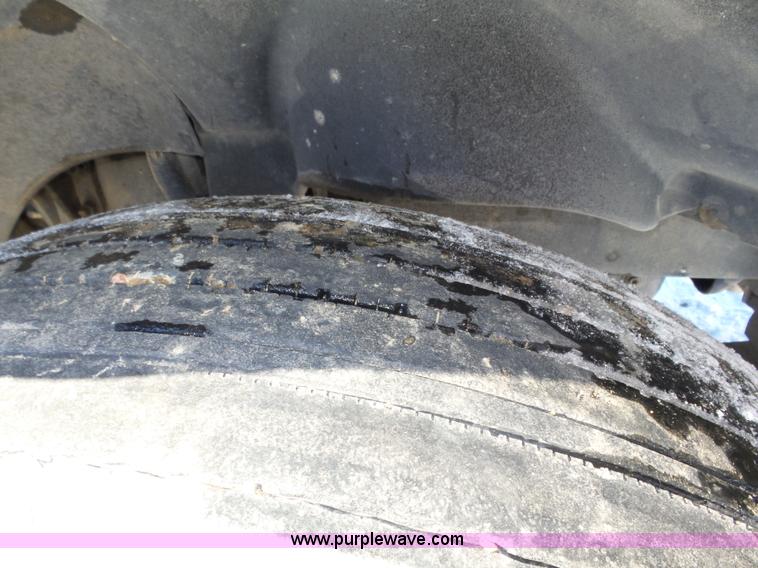 image for item J8801 2001 Freightliner Columbia semi truck