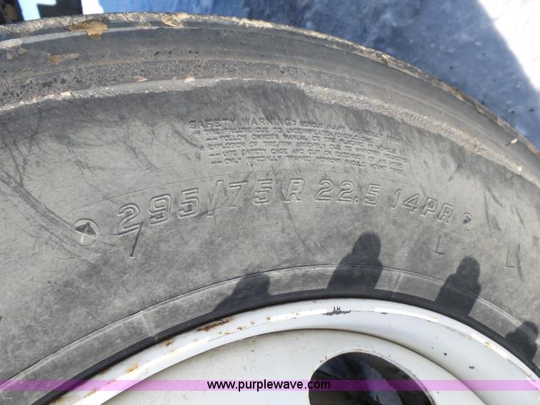 image for item J8801 2001 Freightliner Columbia semi truck