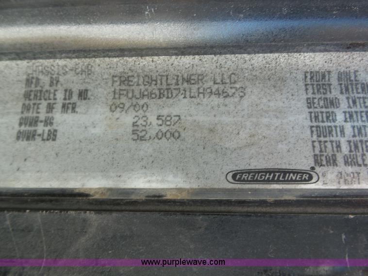 image for item J8801 2001 Freightliner Columbia semi truck