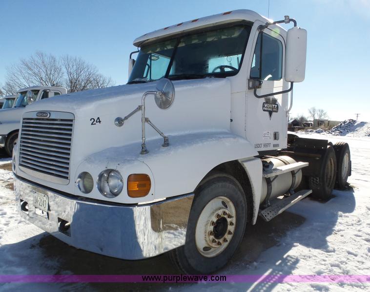 image for item J8802 2000 Freightliner Century Class semi truck