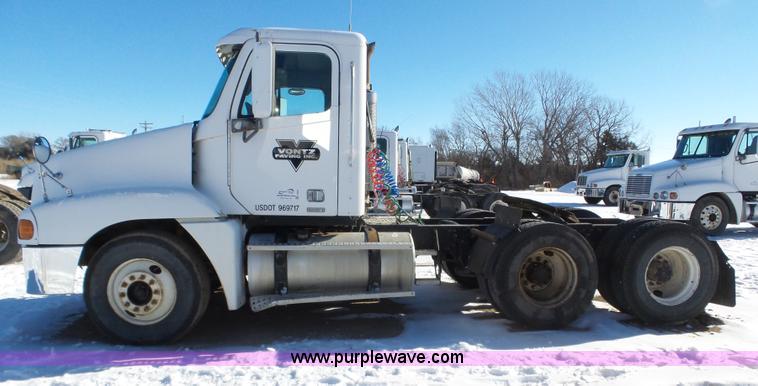 image for item J8802 2000 Freightliner Century Class semi truck