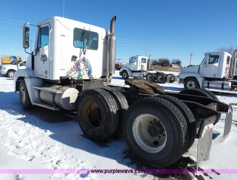 image for item J8802 2000 Freightliner Century Class semi truck