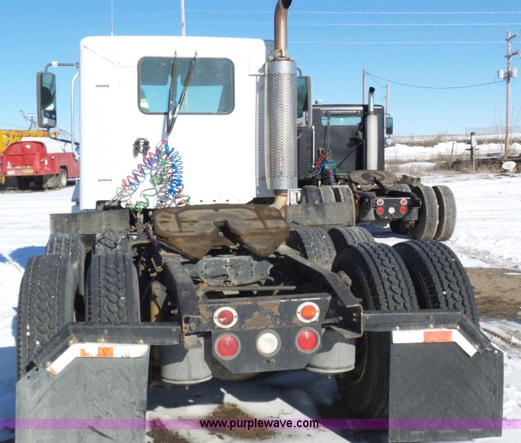 image for item J8802 2000 Freightliner Century Class semi truck