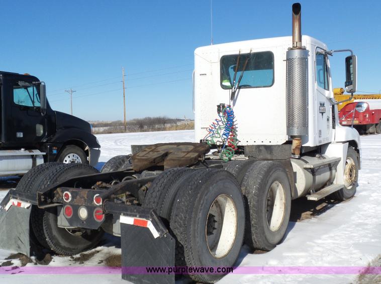 image for item J8802 2000 Freightliner Century Class semi truck