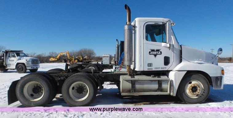 image for item J8802 2000 Freightliner Century Class semi truck