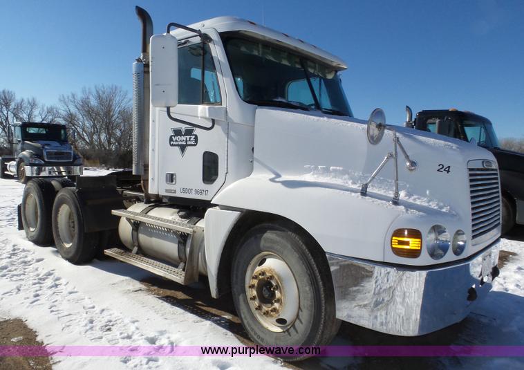 image for item J8802 2000 Freightliner Century Class semi truck