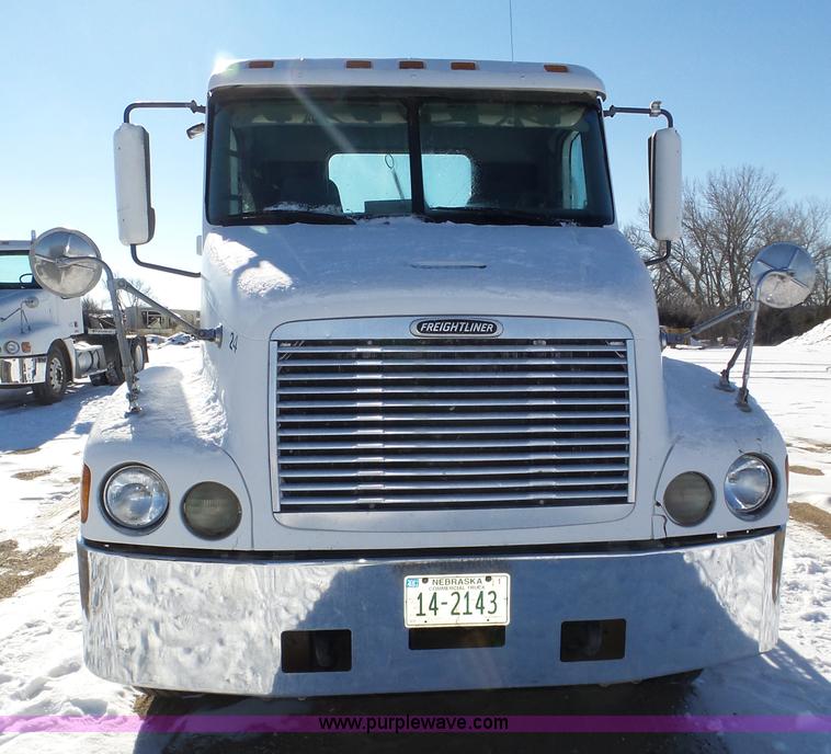 image for item J8802 2000 Freightliner Century Class semi truck