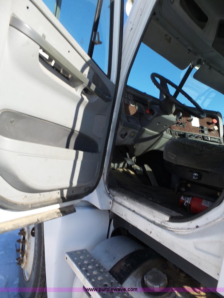 image for item J8802 2000 Freightliner Century Class semi truck