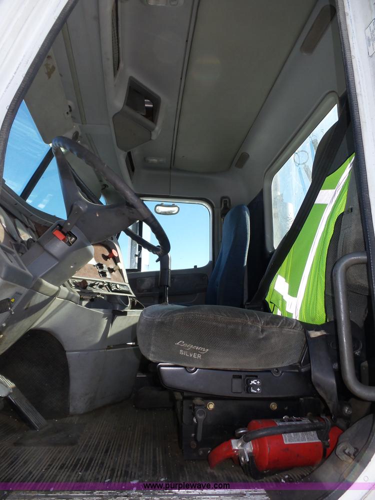 image for item J8802 2000 Freightliner Century Class semi truck