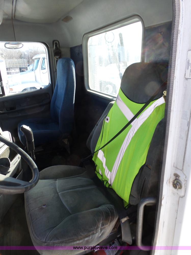 image for item J8802 2000 Freightliner Century Class semi truck