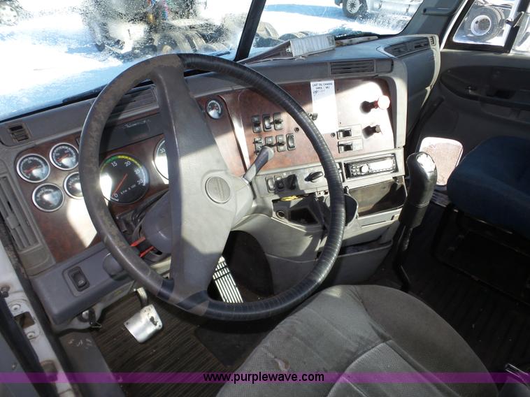 image for item J8802 2000 Freightliner Century Class semi truck