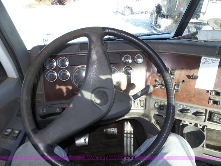 image for item J8802 2000 Freightliner Century Class semi truck