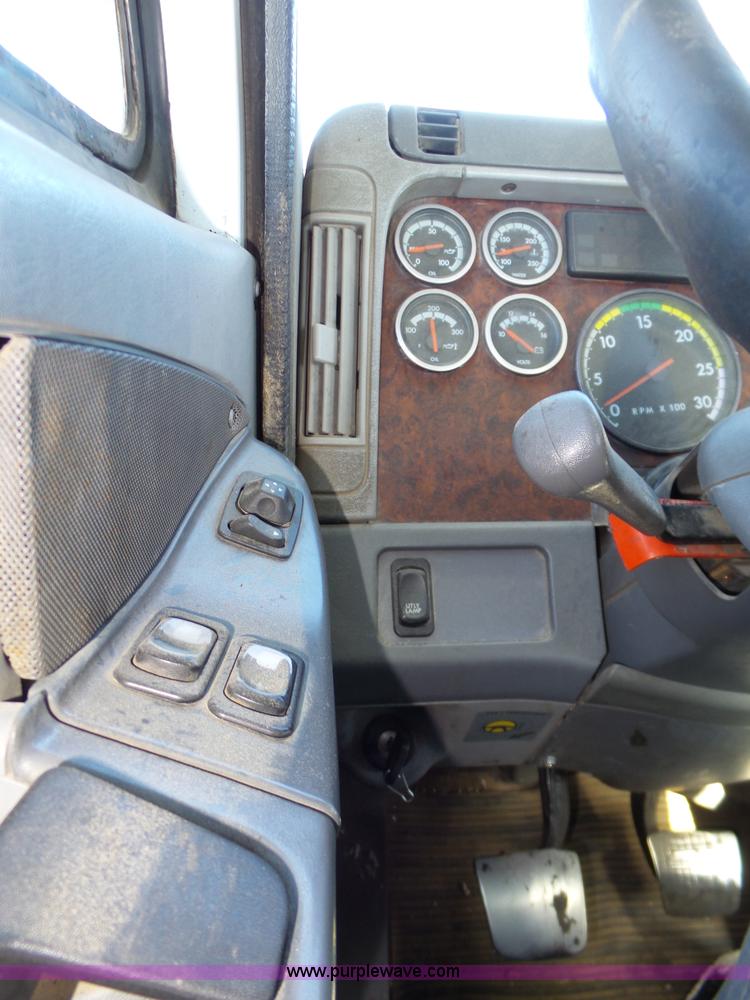 image for item J8802 2000 Freightliner Century Class semi truck