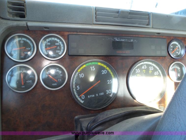 image for item J8802 2000 Freightliner Century Class semi truck