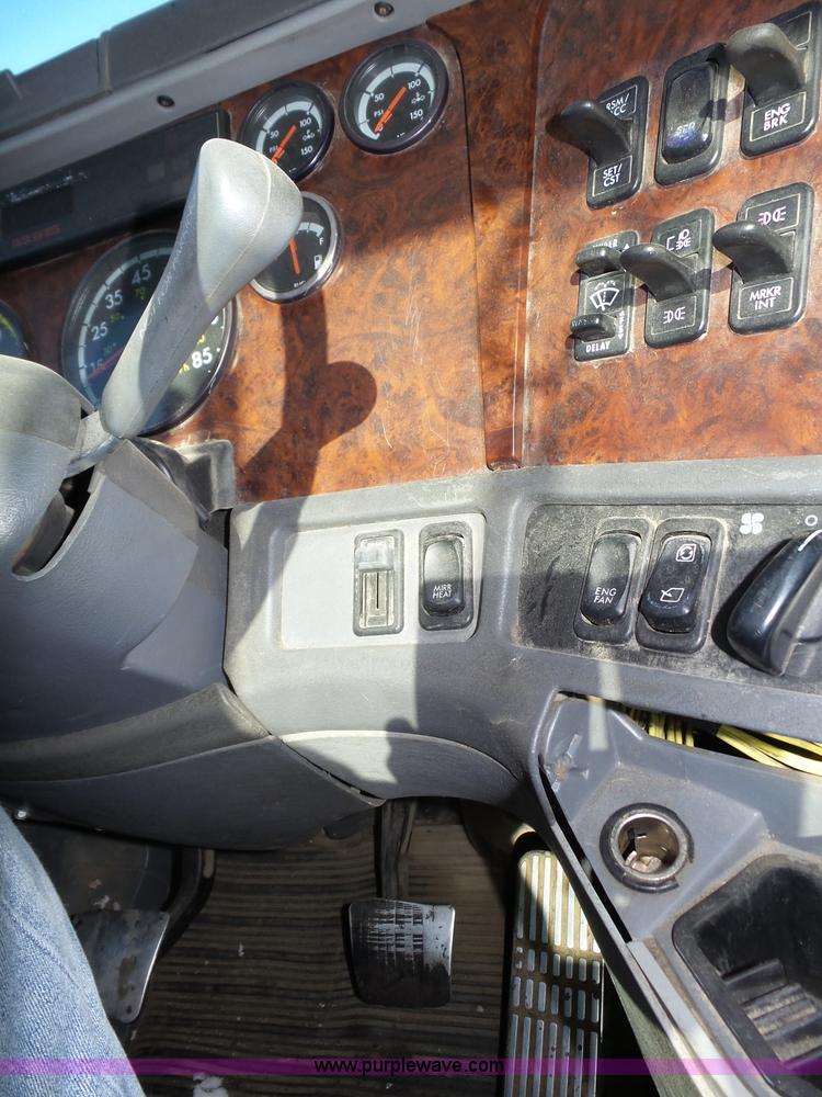 image for item J8802 2000 Freightliner Century Class semi truck