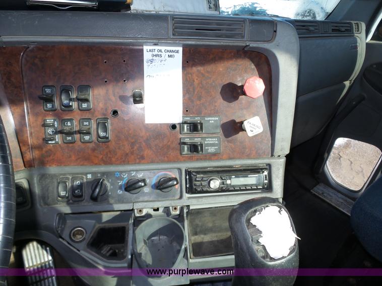 image for item J8802 2000 Freightliner Century Class semi truck