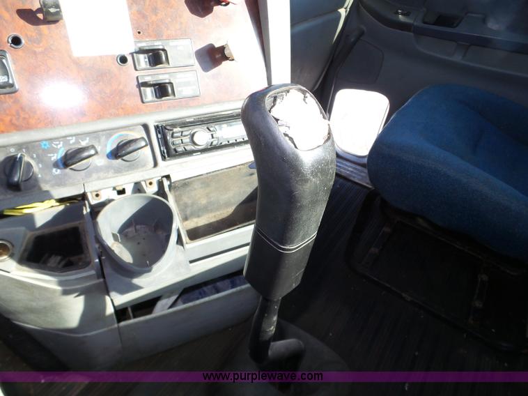 image for item J8802 2000 Freightliner Century Class semi truck