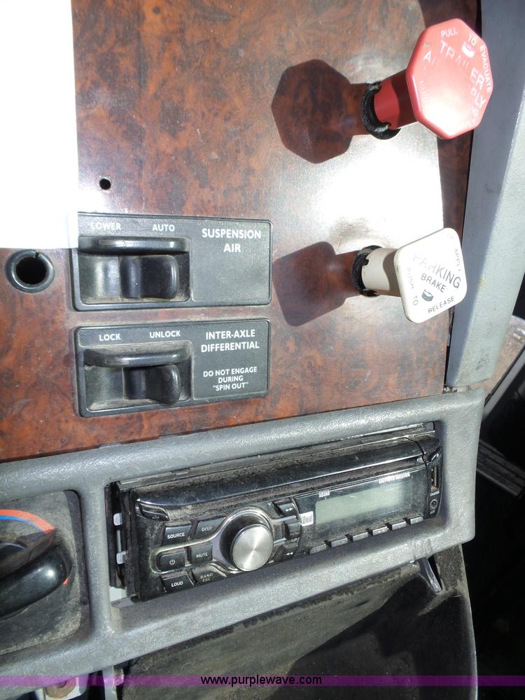 image for item J8802 2000 Freightliner Century Class semi truck