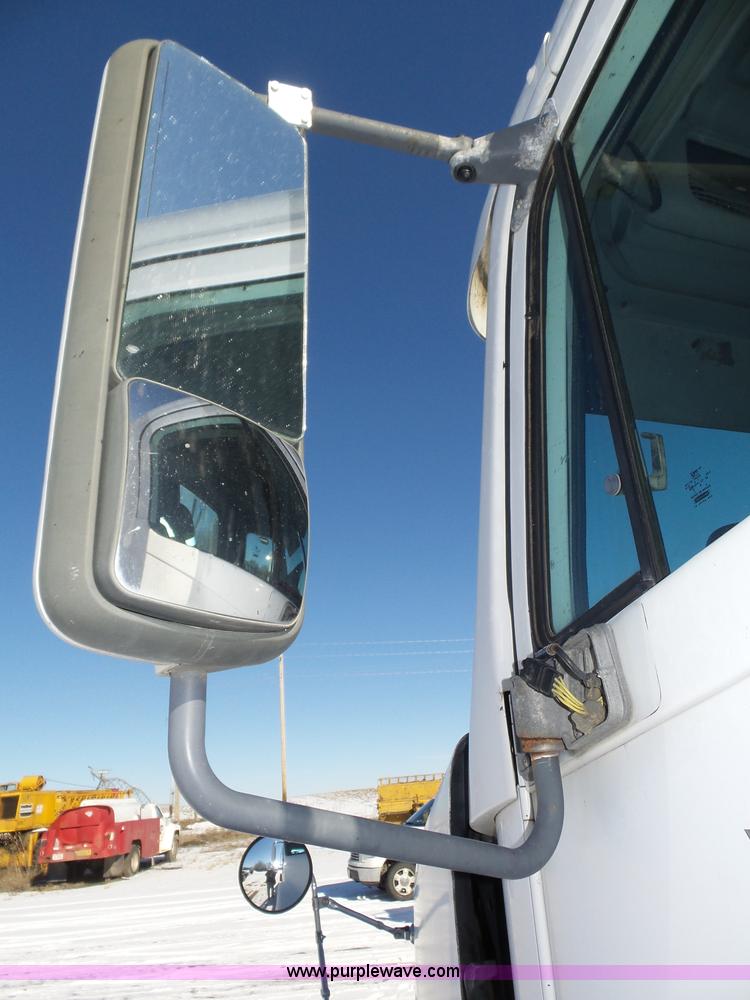 image for item J8802 2000 Freightliner Century Class semi truck