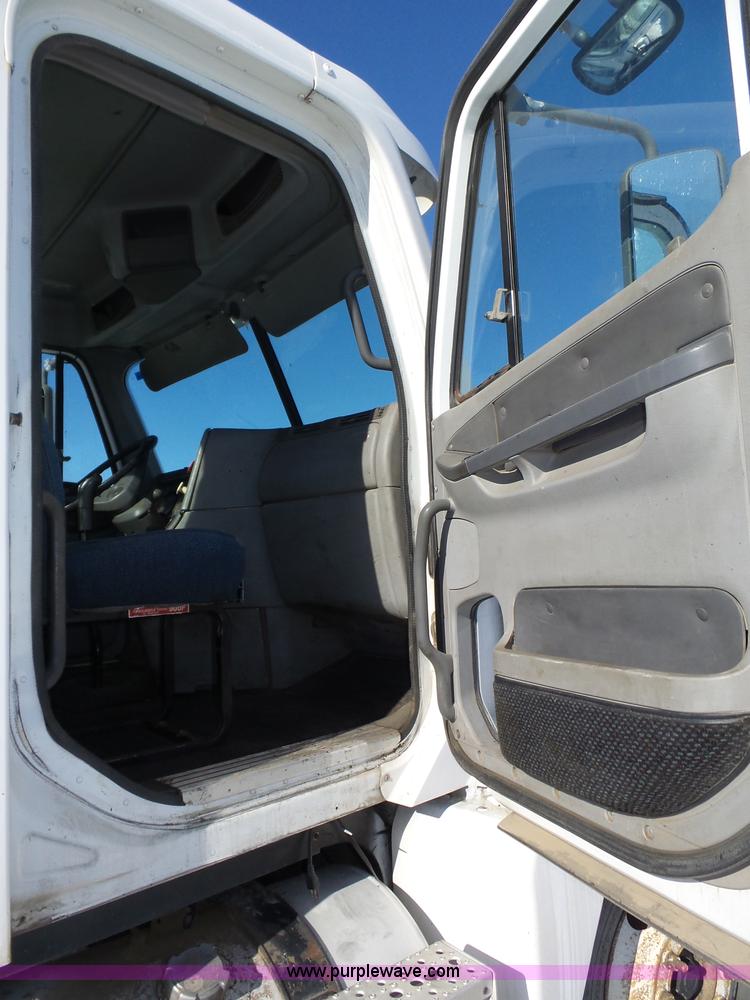 image for item J8802 2000 Freightliner Century Class semi truck