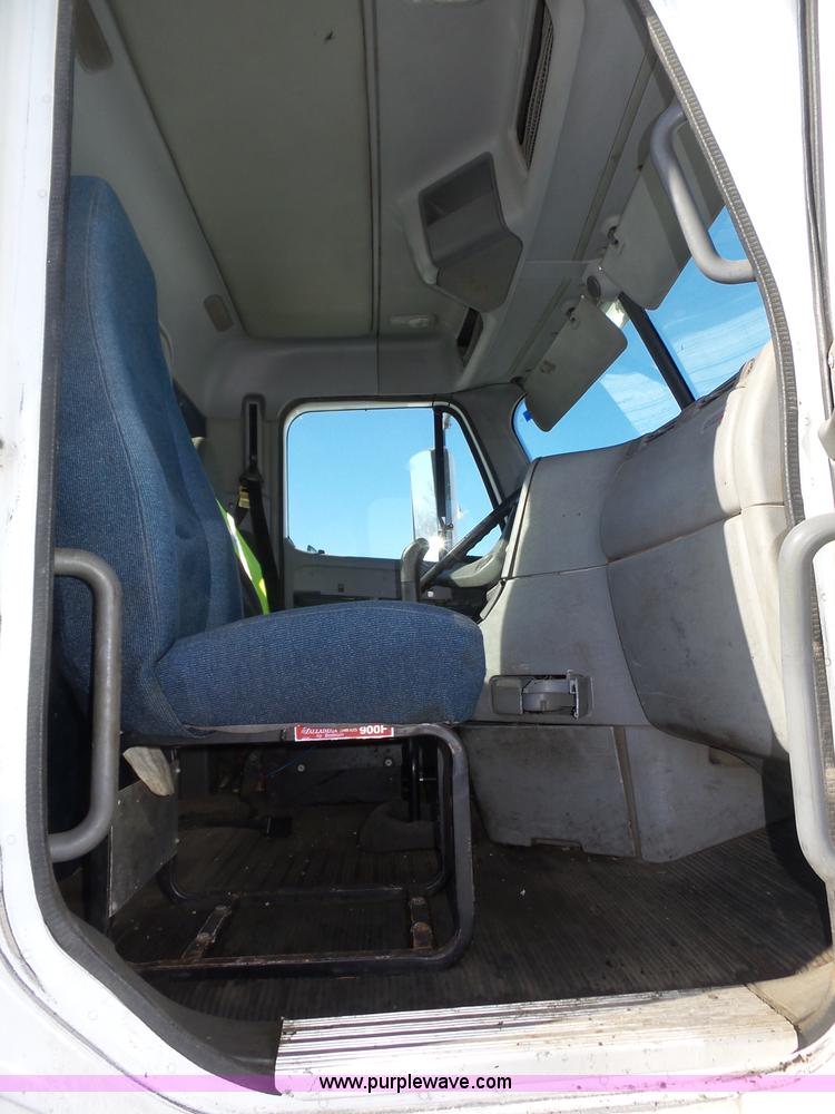 image for item J8802 2000 Freightliner Century Class semi truck