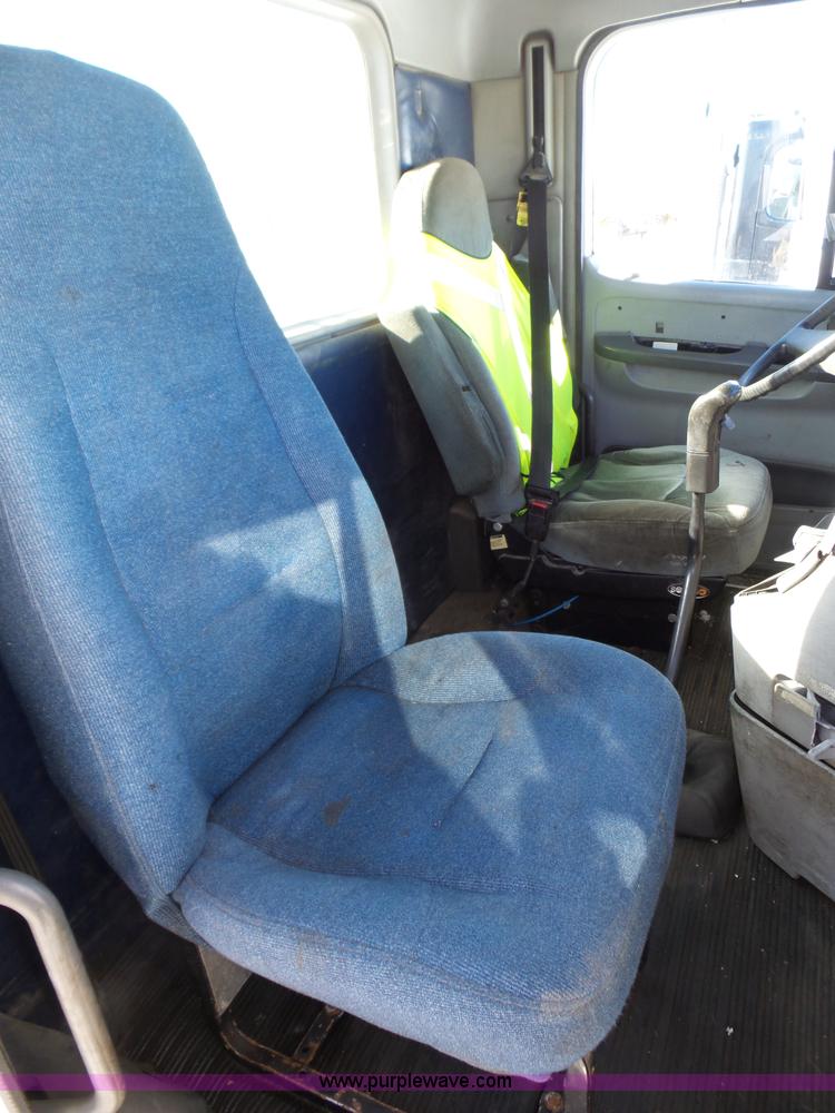 image for item J8802 2000 Freightliner Century Class semi truck