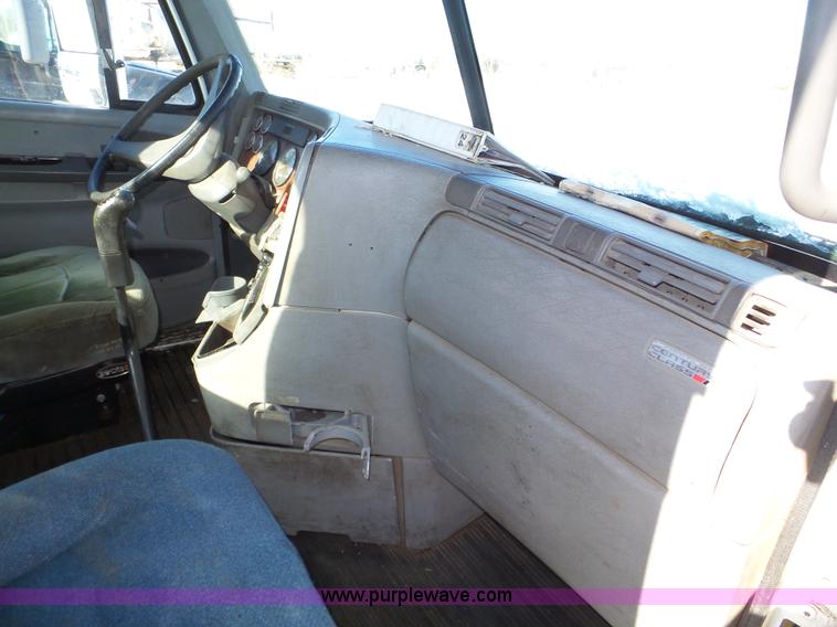 image for item J8802 2000 Freightliner Century Class semi truck