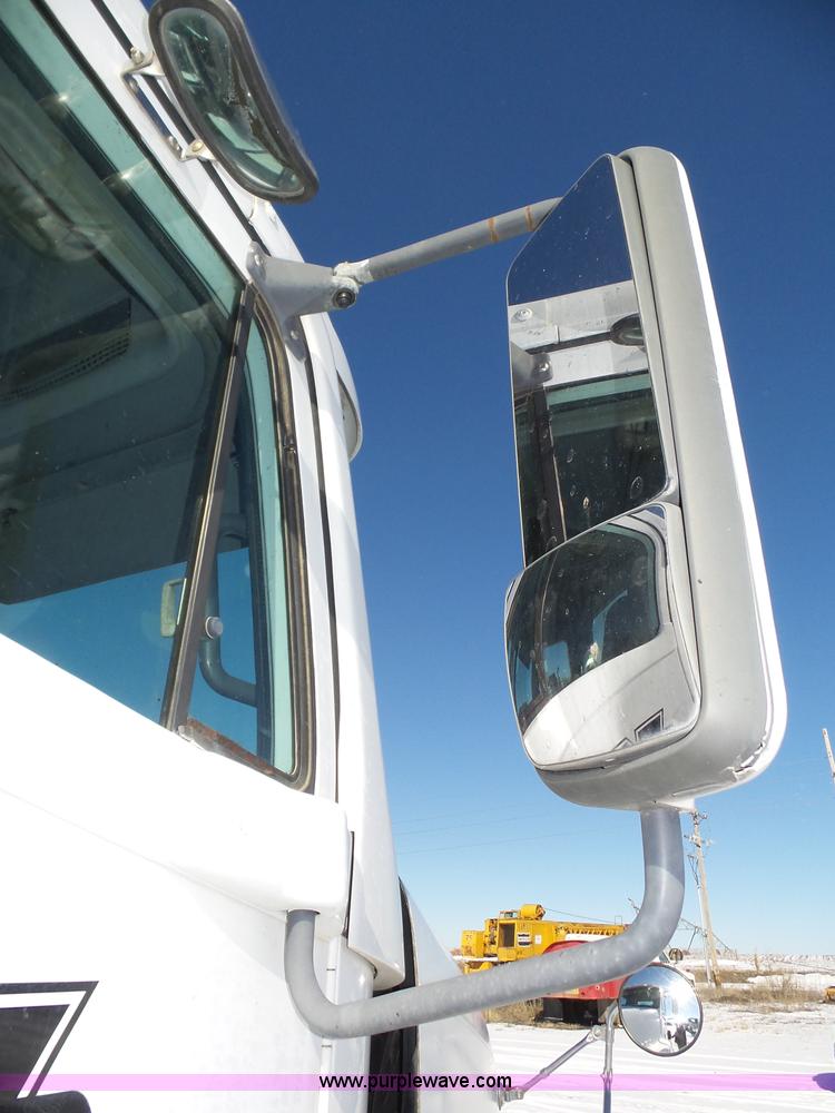 image for item J8802 2000 Freightliner Century Class semi truck