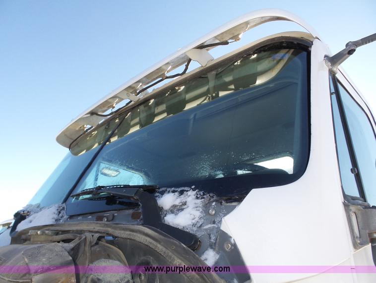 image for item J8802 2000 Freightliner Century Class semi truck