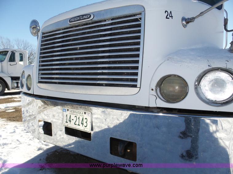 image for item J8802 2000 Freightliner Century Class semi truck