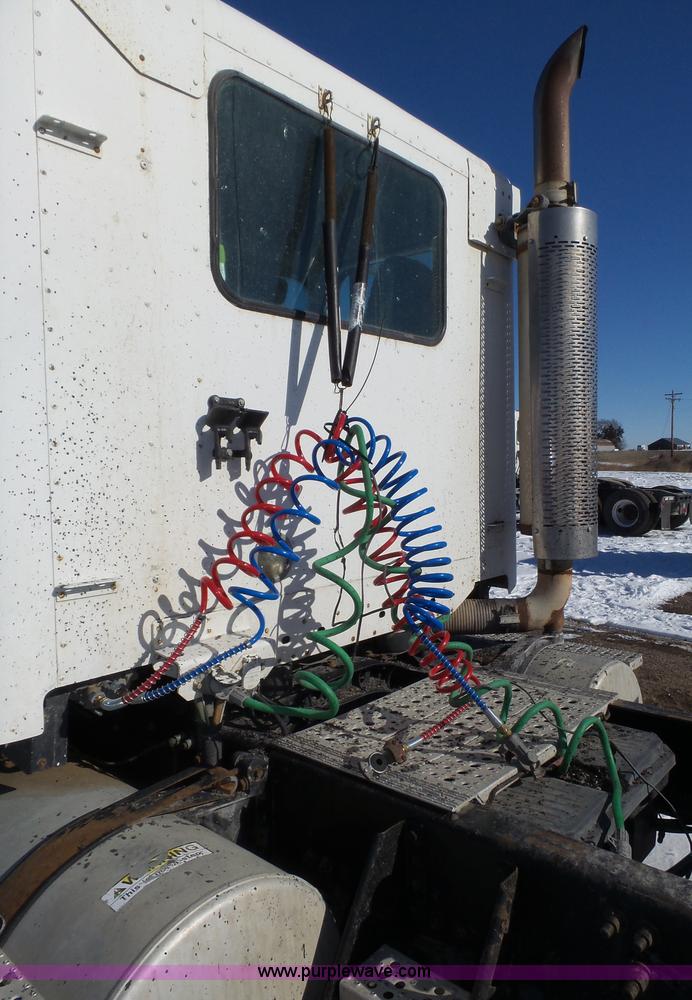 image for item J8802 2000 Freightliner Century Class semi truck