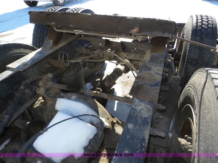 image for item J8802 2000 Freightliner Century Class semi truck