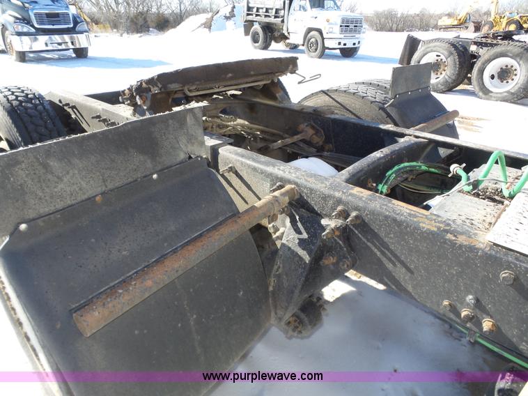 image for item J8802 2000 Freightliner Century Class semi truck