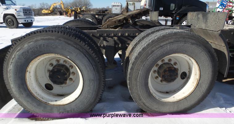 image for item J8802 2000 Freightliner Century Class semi truck