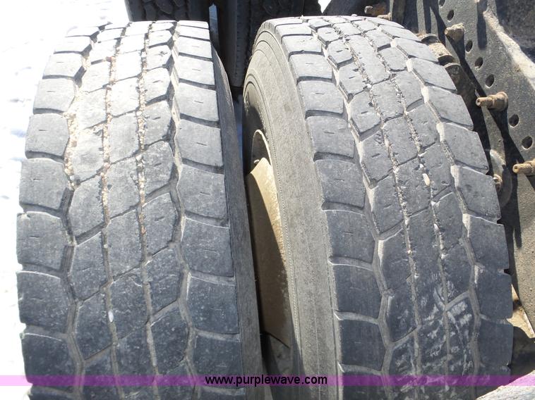 image for item J8802 2000 Freightliner Century Class semi truck