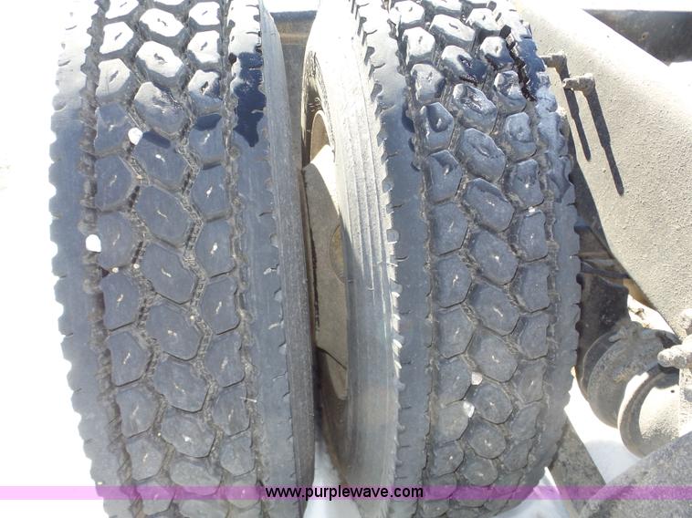 image for item J8802 2000 Freightliner Century Class semi truck