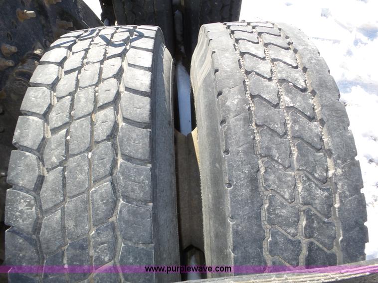 image for item J8802 2000 Freightliner Century Class semi truck