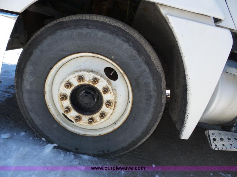 image for item J8802 2000 Freightliner Century Class semi truck