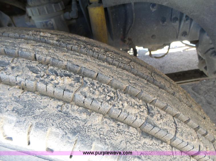 image for item J8802 2000 Freightliner Century Class semi truck