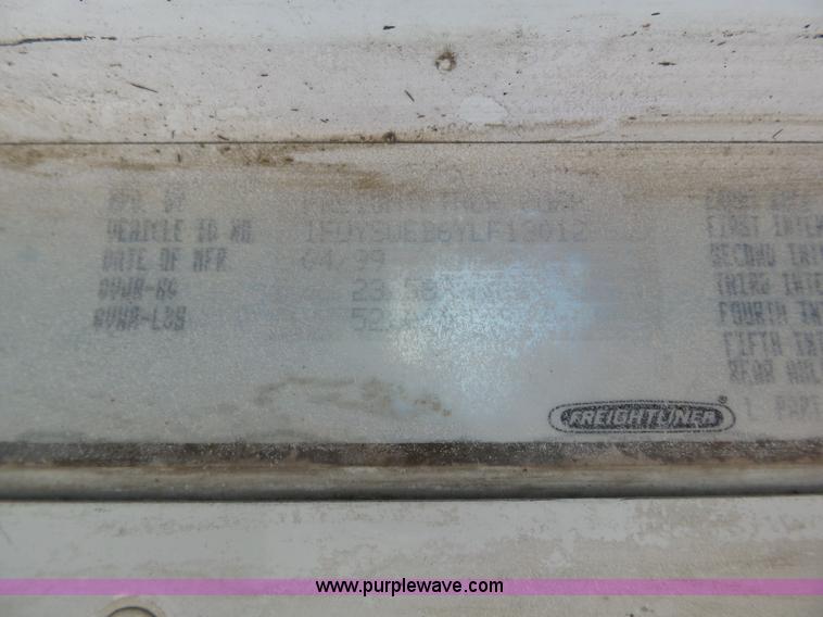 image for item J8802 2000 Freightliner Century Class semi truck