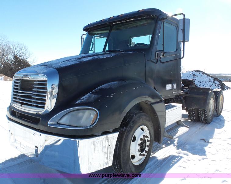 image for item J8803 2001 Freightliner Columbia 120 semi truck