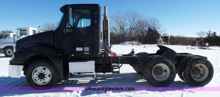 image for item J8803 2001 Freightliner Columbia 120 semi truck