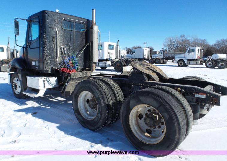 image for item J8803 2001 Freightliner Columbia 120 semi truck