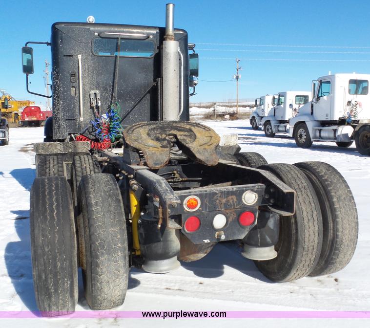 image for item J8803 2001 Freightliner Columbia 120 semi truck