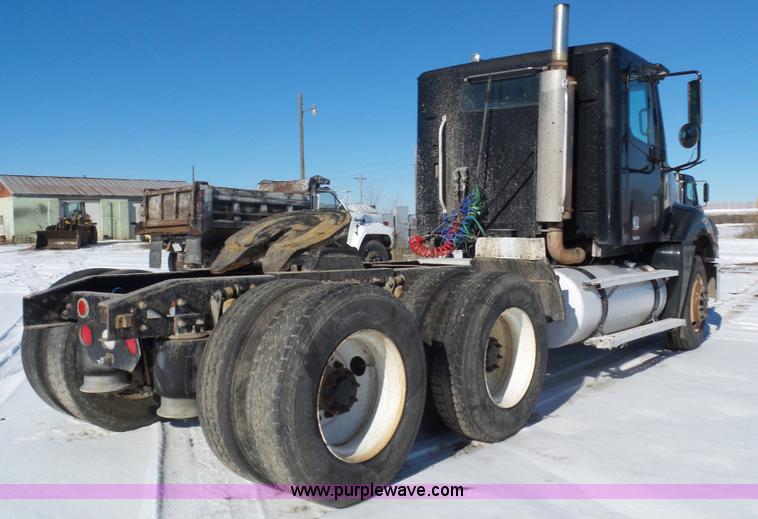 image for item J8803 2001 Freightliner Columbia 120 semi truck