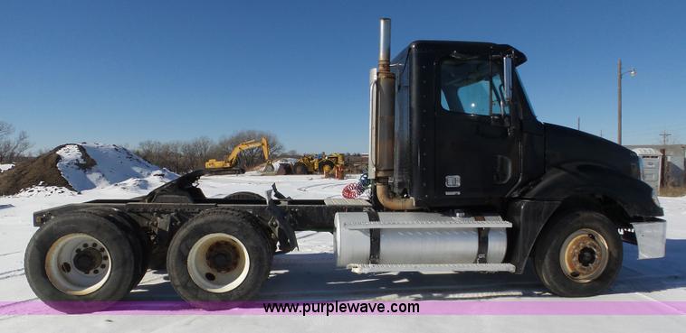 image for item J8803 2001 Freightliner Columbia 120 semi truck