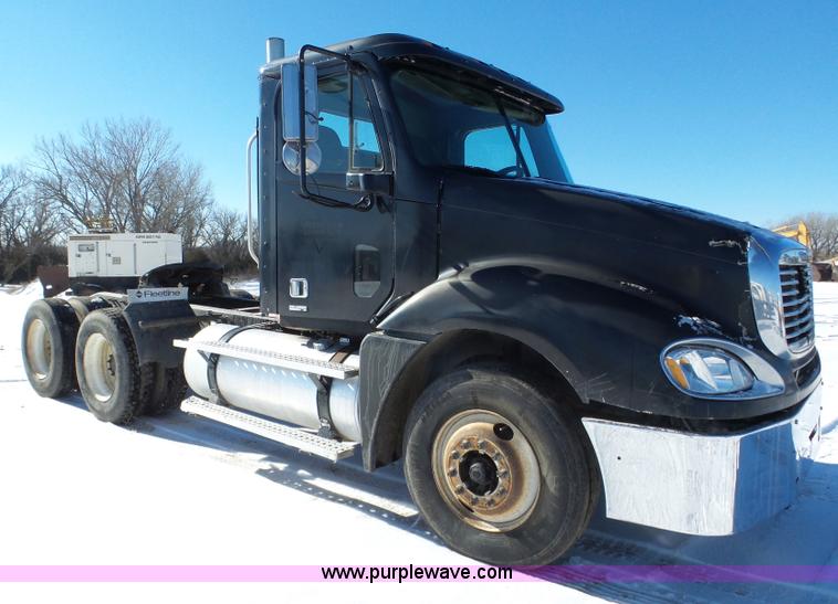 image for item J8803 2001 Freightliner Columbia 120 semi truck