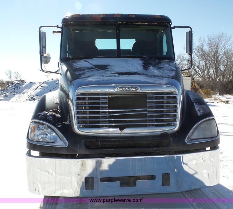 image for item J8803 2001 Freightliner Columbia 120 semi truck