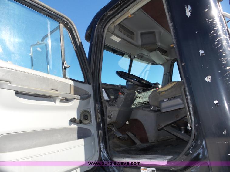 image for item J8803 2001 Freightliner Columbia 120 semi truck