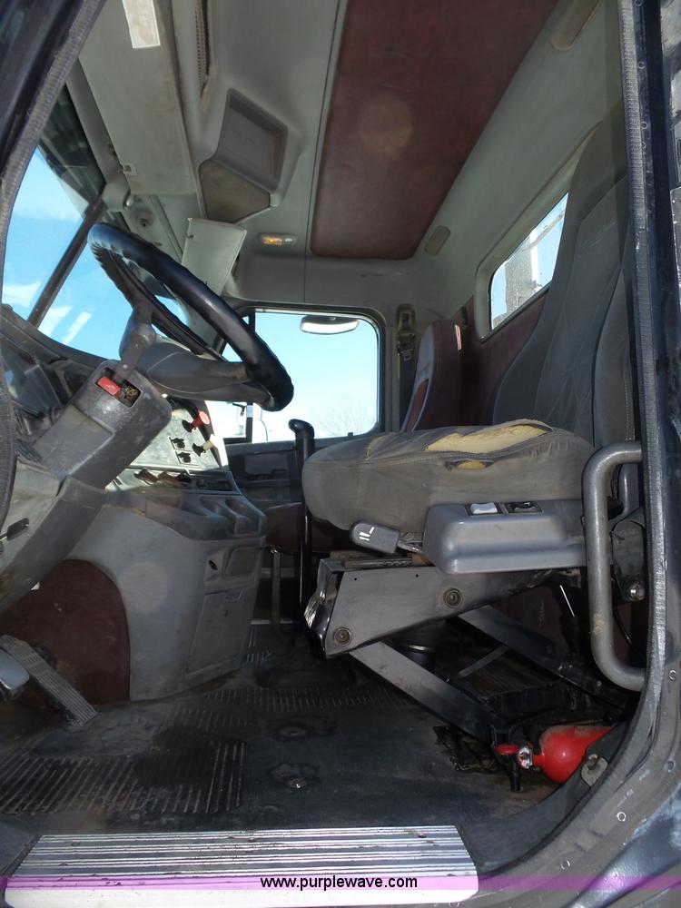 image for item J8803 2001 Freightliner Columbia 120 semi truck